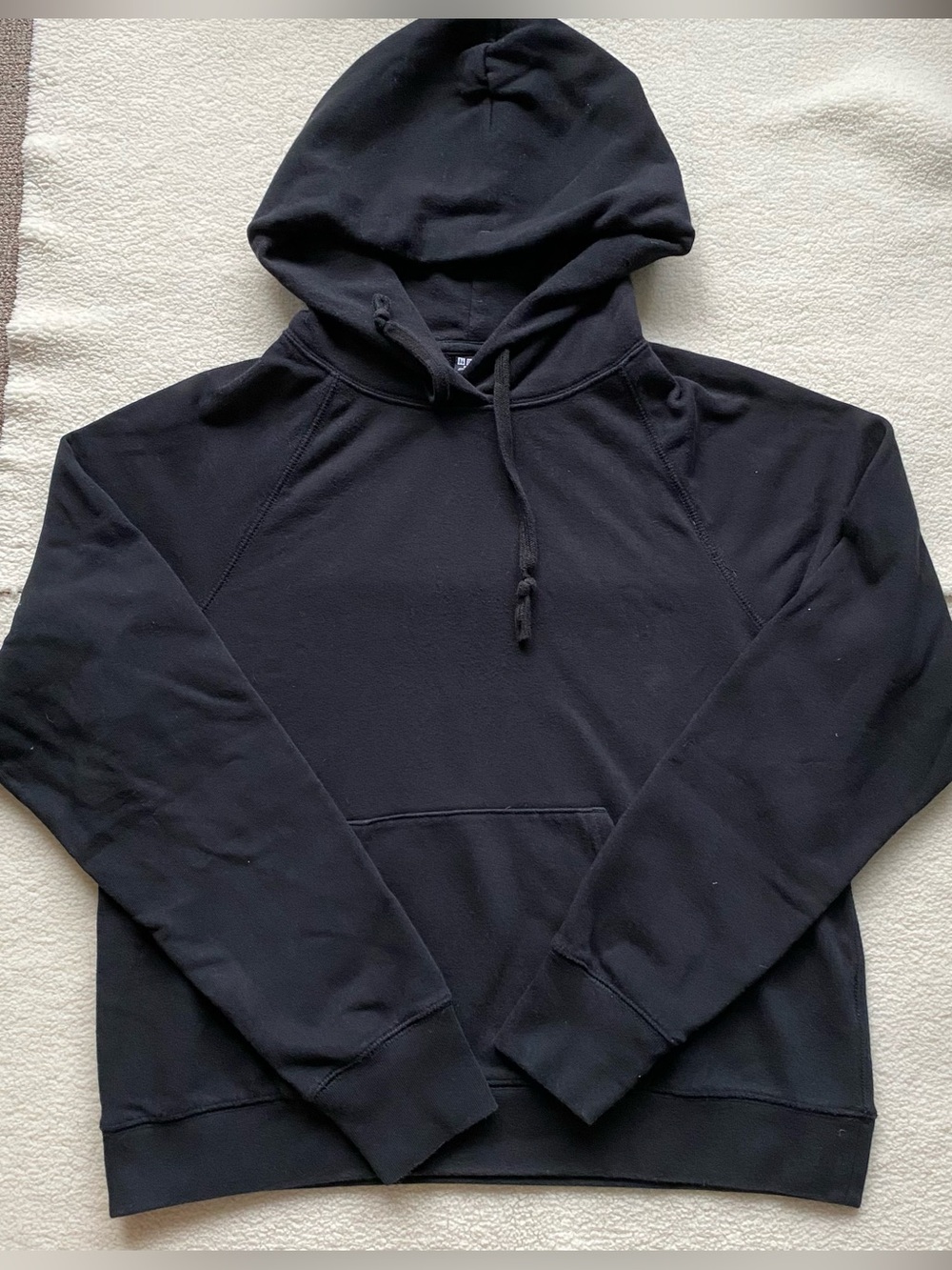 UNIQLO Cropped Pullover Hoodie in Black.